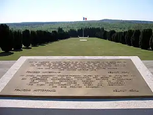 Gedenkplatte Mitterrand-Kohl Douaumont.jpg