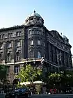 Sitz der Adria in Budapest, erbaut 1900–1902 (zeitgenössische Postkarte und heutige Teilansicht)