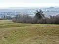 Renaturierte alte Bergtrasse und tieferliegende neue Trasse durch den Basistunnel