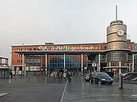 Haupteingang des Bahnhofs (2016)