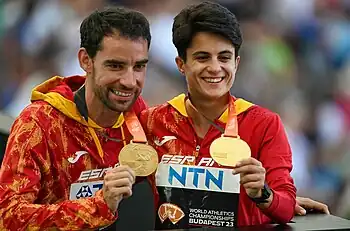 Álvaro Martín und María Pérez García, Deppelweltmeister und Doppelweltmeisterin auf den Gehstrecken präsentieren ihre Goldmedaillen.