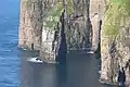 Die bekannte freistehende, 97 m hohe Klippe Ásmundarstakkur.