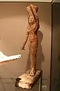 Figur einer Gaben-trägerin