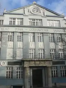 Hauptgebäude der ehem. DDSG-Werft Òbuda (1993 geschlossen) mit dem ungarischen Firmenwortlaut