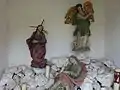 Figuren des Jesus mit Engel und Apostel