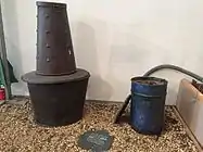 Alter Ölofen (links) und eine Frostkerze im Weinbau-Museum an der Loire in Clisson.