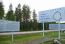 Polarkreispassage der E 10 zwischen den Weilern (småorter) Yttre Lansjärv und Naisjärv in der Gemeinde Överkalix