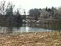 Der Weiher links der Straße nach Buggenried