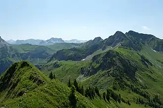 Der Pass befindet sich im unteren Drittel des Bildes