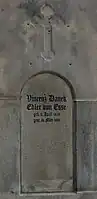 Friedhof Prag-Olšany, Grabplatte von Čeněk Daněk, entgegen mit dem Geburtsjahr 1826 beschriftet