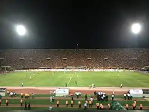 Die Gegentribüne des İzmir Atatürk Stadı