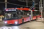Gelenk-O-Bus Škoda 27Tr Solaris beim Hauptbahnhof in Bratislava.