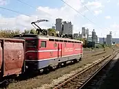 Güterzug mit Lok ŽFBH 441-307 vor der Zementfabrik Kakanj.