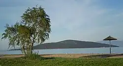 Strand bei Kyparissi mit Blick auf die Insel Atalandi