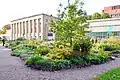 Nördlicher Hof mit Gewächshäusern und Allium-Garten
