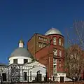 Die neue russisch-orthodoxe und georgisch-orthodoxe Kirche des Heiligen Georg (1899, Backstein, 1930 umgebaut zu einem Technikum) neben der alten Kirche der Georgier, Bolschaja-Grusinskaja-Straße 13, Moskau