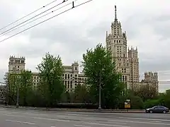 Blick von der Jausskaja-Straße am Wohngebäude an der Kotelnitscheskaja-Uferstraße