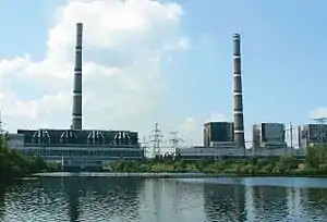 Wärmekraftwerk Saporischschja von Nordosten – links die vier mit Kohle, rechts die drei mit Gas betriebenen Blöcke