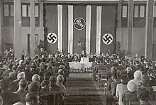 Die erste Sitzung des Weißruthenischen Zentralrat. Radaslau Astrouski spricht in der Mitte. 1944.
