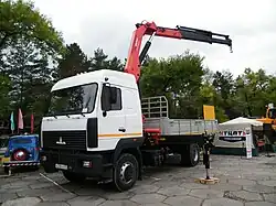 Ein MAZ-5340 mit Ladekran auf einer Ausstellung, 2012