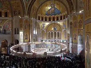 Radleuchter (2020) im Dom des Heiligen Sava. Mit 21 m Durchmesser gehört er zu den größten Radleuchtern.