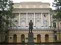 Konstantin-Uschinski-Denkmal (1953–1961 mit Wsewolod Jakowlew) vor der Staatlichen Pädagogischen Herzen-Universität St. Petersburg