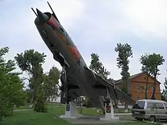 Jagdbomber Su-17M als Denkmal im Ortszentrum
