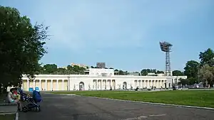 Die Fassade der Haupttribüne des Lenin-Stadions (2013)