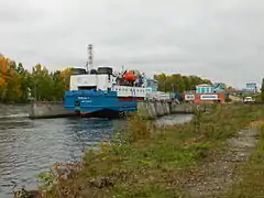 Ein Frachtschiff beim Einlaufen in die erste Schleusenkammer des Kanals