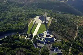 Luftbild des Denkmalkomplexes Zizernakaberd