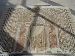Ädikula, darin Lade mit Vorhang (Khirbet Samara)