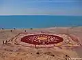 Kunst aus Ocker an den Stränden der Insel