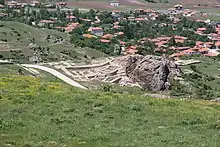 Kesikkaya von Südosten (von Büyükkale aus), rechts dahinter ein Stück der restaurierten Poternenmauer