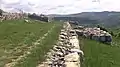 Stadtmauer am Sphinxtor (links) und zusätzliche Mauer davor (rechts)