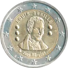 Die Münze ist wie alle 2-Euro-Münzen zweifarbig. Der etwa drei Millimeter breite Rand ist aus silberfarbigem Metall mit zwölf aufgeprägten Sternen, der Bereich in der Mitte ist messingfarben. Er zeigt als Flachrelief ein Porträt Brailles mit geschlossenen Augen. Darüber steht im Bogen „LOUIS BRAILLE“, darunter „1809 BE 2009“. Links und rechts des Porträts sind drei bzw. zwei als kleine Halbkugeln ausgeführte, übereinander stehende Braillepunkte angeordnet.