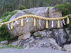 einer der größten Sazare-ishi am Omi-Schrein in Hyūga