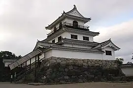 Dreistöckiger Wachturm