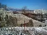 Stadtmauer in Winterlandschaft