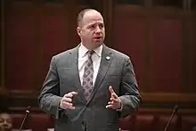 Tim Kennedy hält eine Rede im Senat von New York 2023