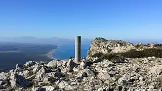 Geodätische Säule es Ferruxet (517 Meter) auf dem Bergrücken