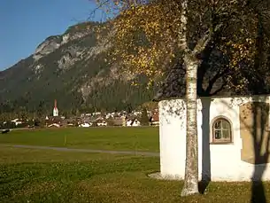Elmen von Südwesten mit Dreifaltigkeitskapelle im Vordergrund.