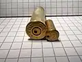 Randpatrone .357 Magnum mit Zentralfeuerzündung und Randfeuerpatrone .22 lfB (Beide Patronen sind sichtbar abgefeuert)