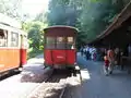 Straßenbahn beim Eingang zur Höhle