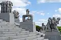 Skulpturengruppen um den Monolithen