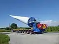 Goldhofer FTV 550 mit aufgestelltem Windflügel