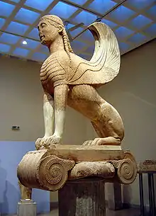 Sphinx der Naxier, um 570 v. Chr.(10 m hoch; Archäologisches Museum von Delphi)