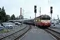 Dr13 2312 vor einem Schnellzug bei der Ankunft im Bahnhof Turku Hafen, 1995