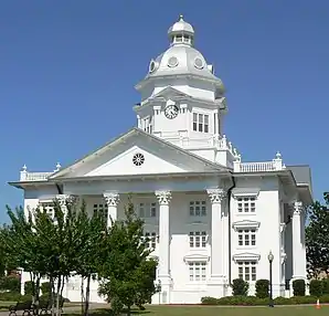 Colquitt County Courthouse (2009). Das Courthouse entstand im Jahr 1902 im neoklassizistischen Stil. Es dient bis heute in dieser Funktion und ist das dritte Gerichts- und Verwaltungsgebäude in der Geschichte des County. Im September 1980 wurde es als erstes Objekt im County in das NRHP eingetragen.