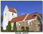 Gjesing, Norddjursland:Jütischer Standard – romanischer Granitquaderbau mit Ergänzungen aus weiß geschlämmtem Backstein