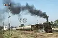 Eine in Japan gebaute YD vor einem Personenzug 1993